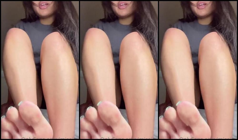 Goddessjvu Onlyfans You Look So Small It S Pathetic Im Your Giantess Queen Looking Na You Down As I Talk A