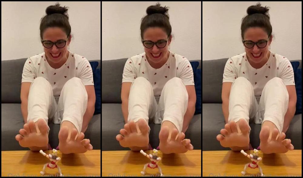 Goddesshatha Onlyfans Buscando A Un Pequeo Hombrecito Perdedor Para Que Adore Mis Pies Para Despus Comrmelo