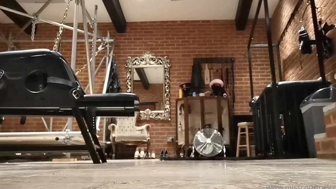 Misscourtneym Onlyfans Shoe Cleaner Neededp