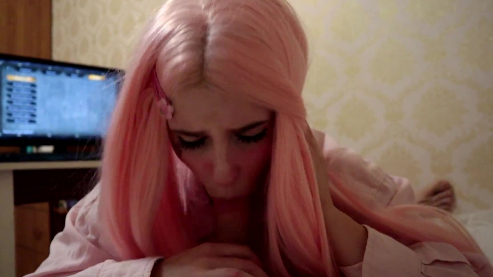 Bu66leGum does not allow to play the computer, sucked under the table Bu66leGum