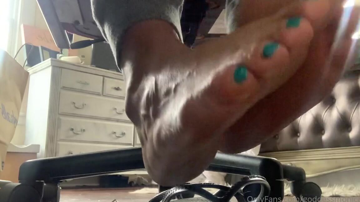 Goddessmonica00W Onlyfans Under The Desk Peeping Tomp