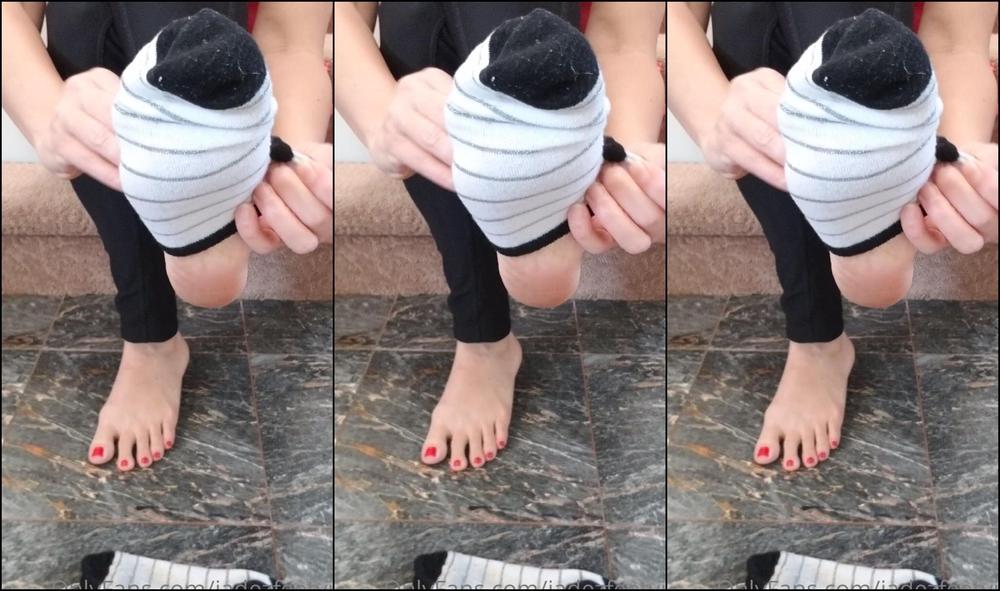 Jadezfeetplus 2048383296 03 06 2021 Shoe Put On Watch Me Put On My Sock The Wrong Way Getting Ready For My Weekend