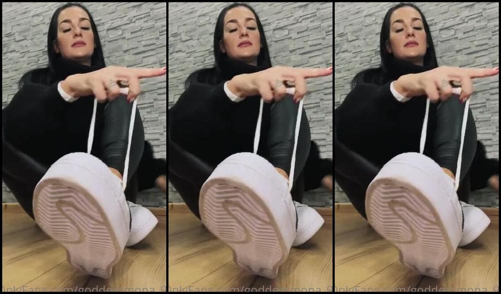 Goddessmona 91 Onlyfans Ich Bin Soeben Nachhause Gekommen Und Gestatte Dir Beim Ausziehen Meiner Sneaker Wieder Dabei Zup