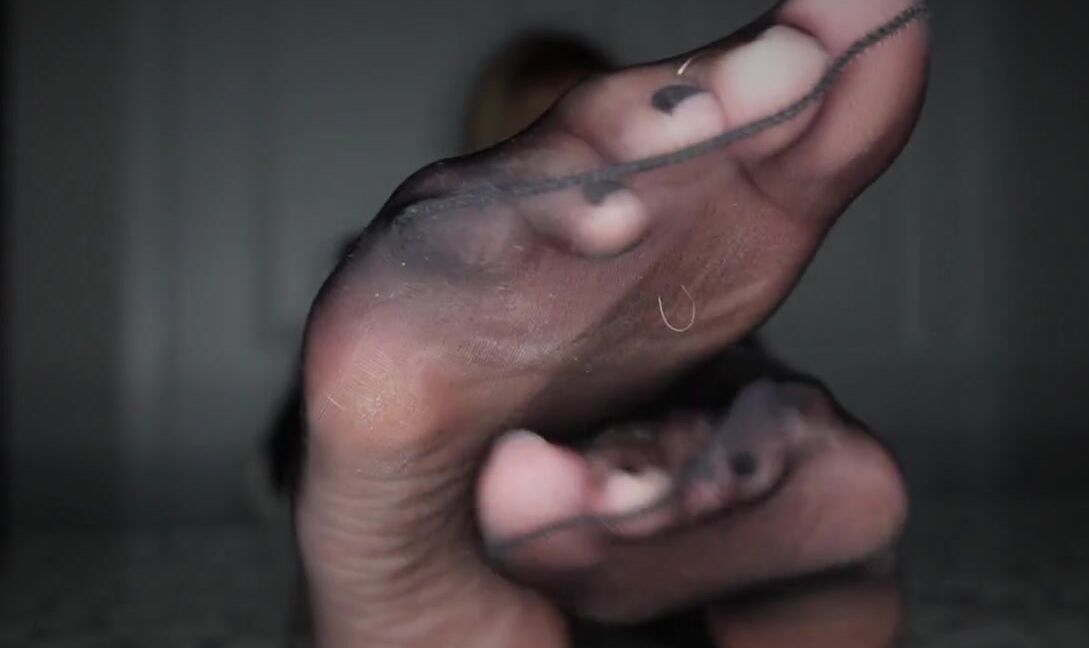 madame brooks sinister latex studio nikki brooks pantyhose foot sniffer 1080 hd Clips4Sale