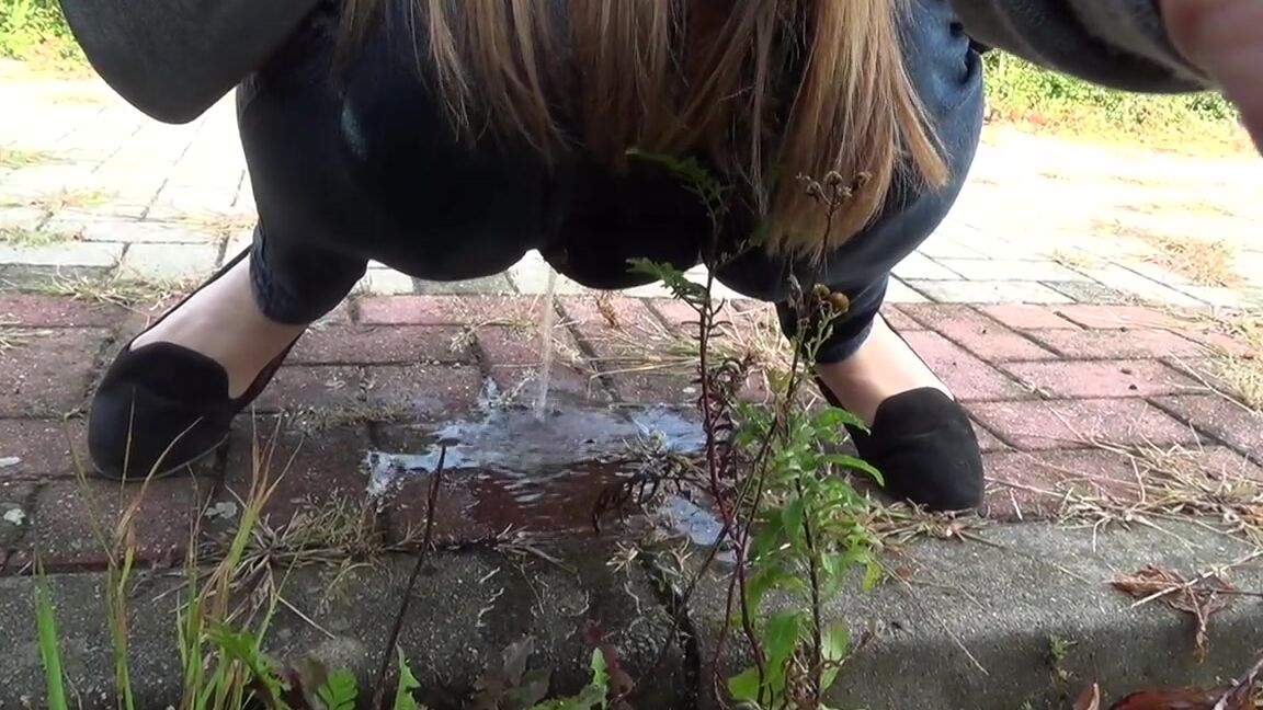 Pretty_Girl - Pipi direkt am Straßenrand! MyDirtyHobby