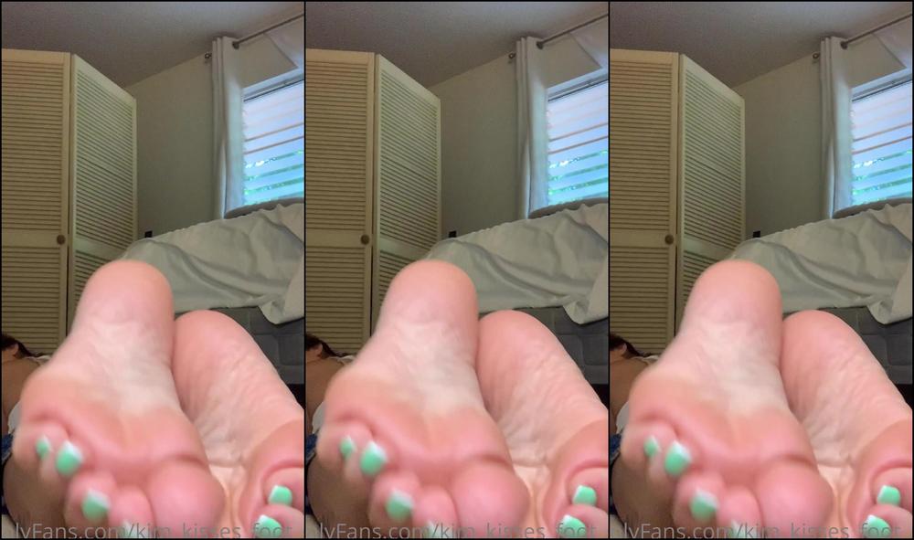 Kim Kisses Foot Goddess Hanging Out In A Fan S Pair Of Slippers Then Showing You My Soles Of Course