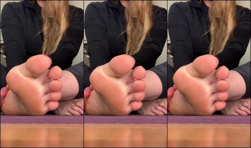 Fityoginina Hd Toes And Soles Withy Dirty Bedroom Floor Zoomed In On You Guys I Seriously Was Tr