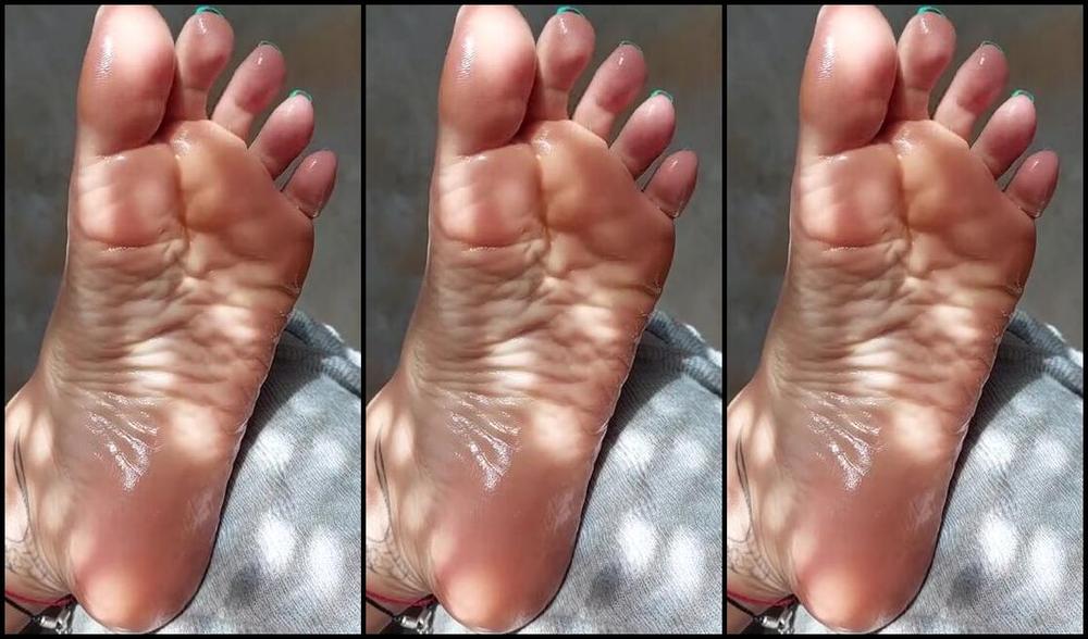 Mica Sandy Nicknamed Sandysmallfeet Onlyfans Rubbing Oil To My Soft Sole