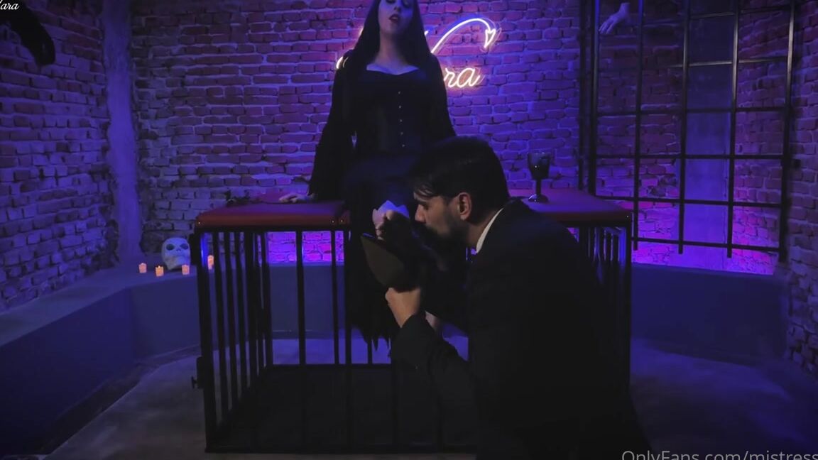 Mistressnara Onlyfans Nothing Sets The Mood More Romantic For Addams Than A Cold Halloween Night The Funereal Atmosphere