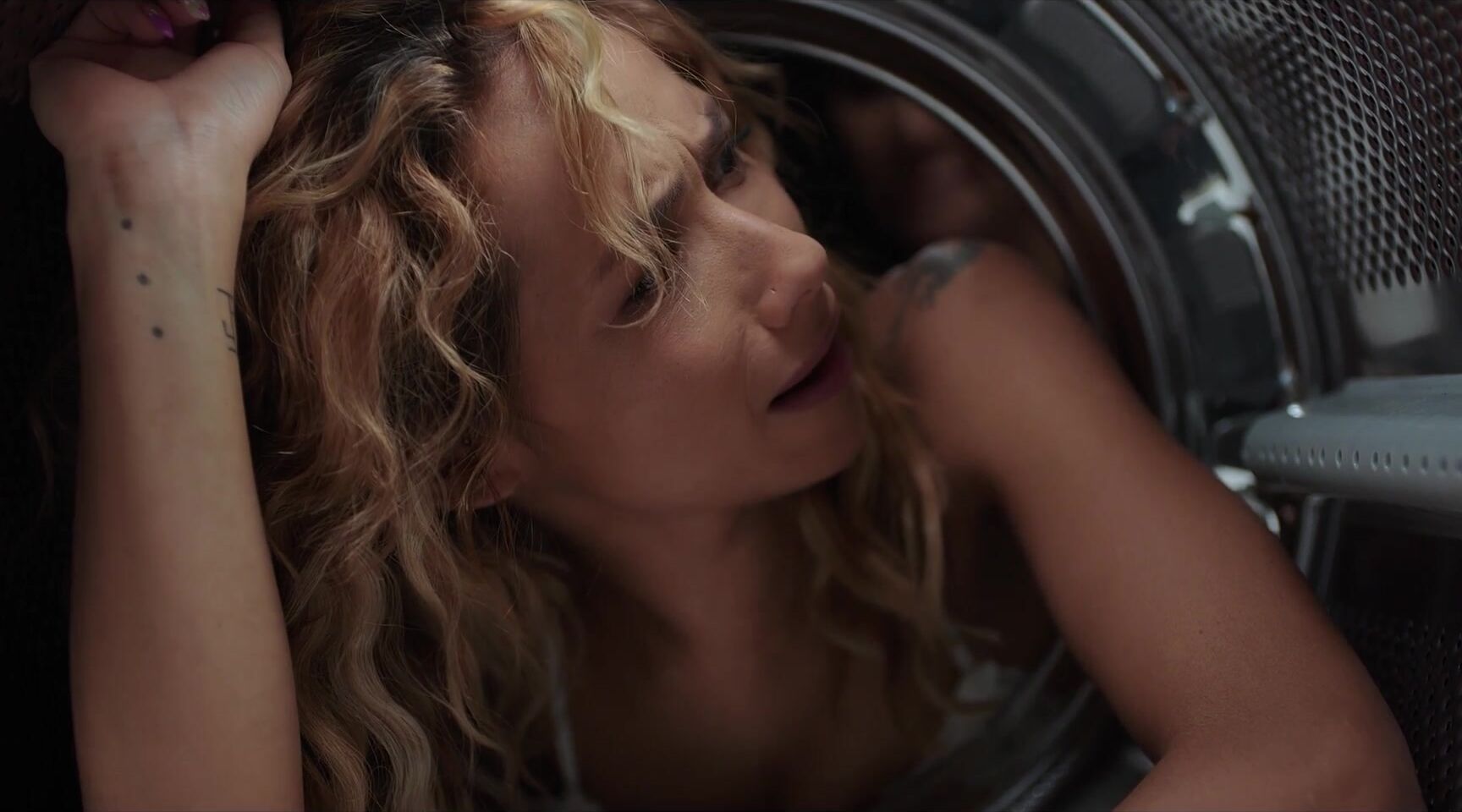 Futanari.xxx Lady Dee, Veronica Leal - Washing Time October 14, 2022 Futanari.xxx