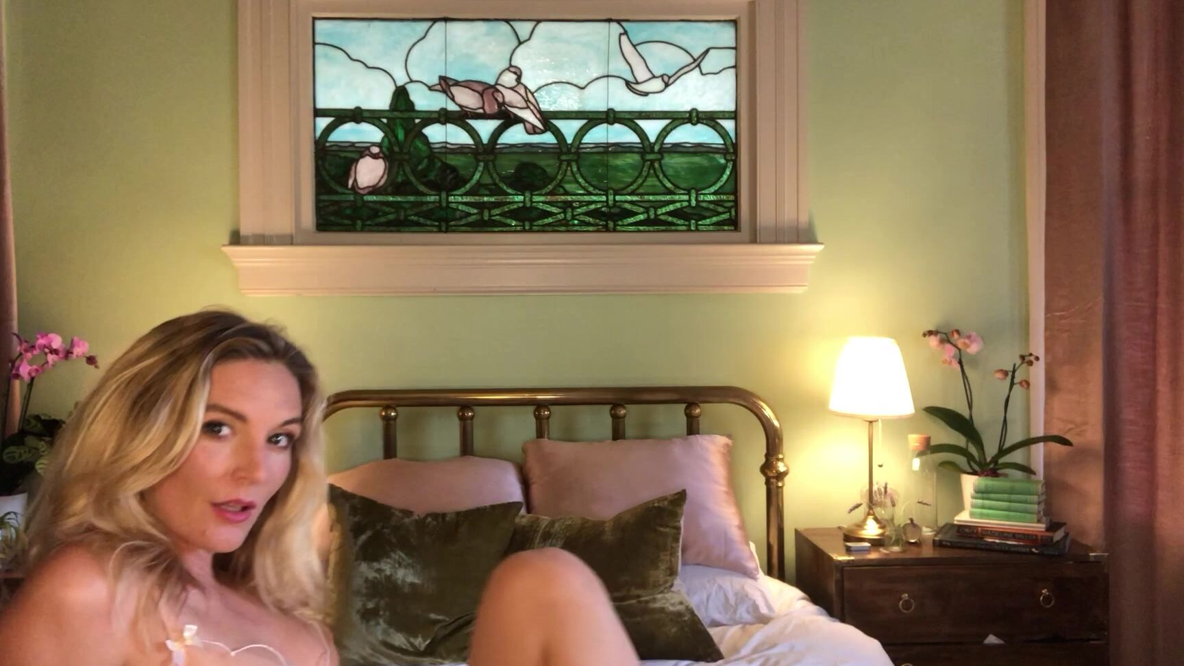 Mona Wales Mona Destroys Her Sexy Thigh Highs