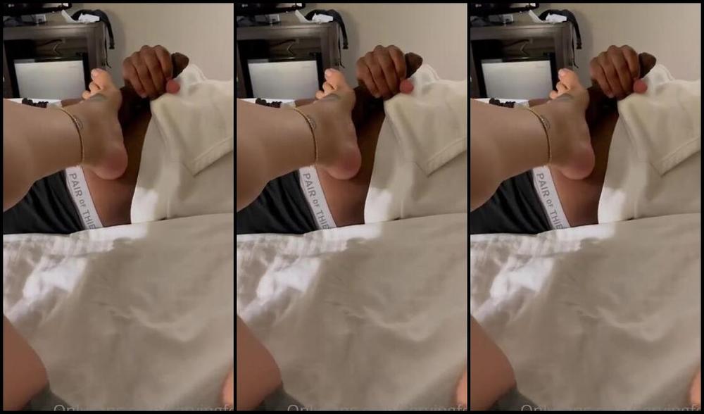 Servingbarefeet Aka Servingfet Onlyfans Loves Feeling My Stinky Clammy Soles Fresh Out My Socks Enjoy Nude Strokes