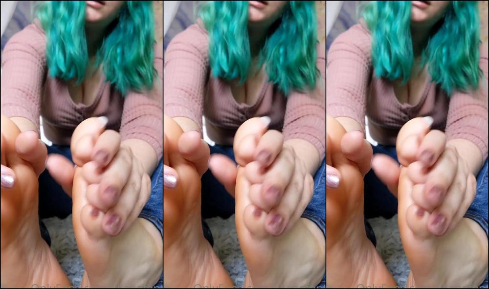 lilianafenty-23-04-2021-2091282059-a-joi-while-i-lotion-up-my-feet-nice-closeup-angle-of-my-soles-