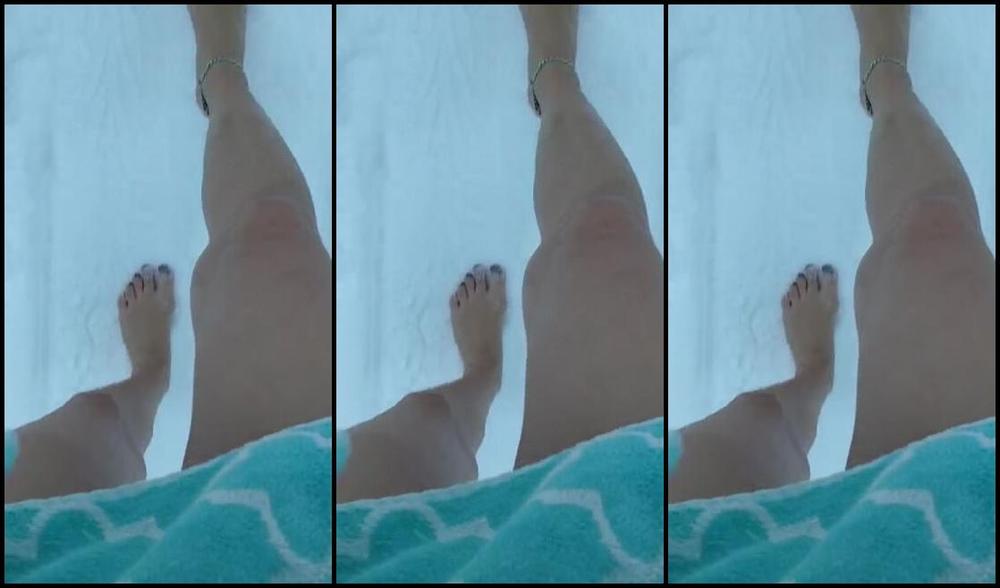 Frejas Submissive Feet Nicknamed Frejassubmissivefeet Onlyfans Today The Temperature Dropped To 9 Degrees We Have A Looot Of Snow Master Told