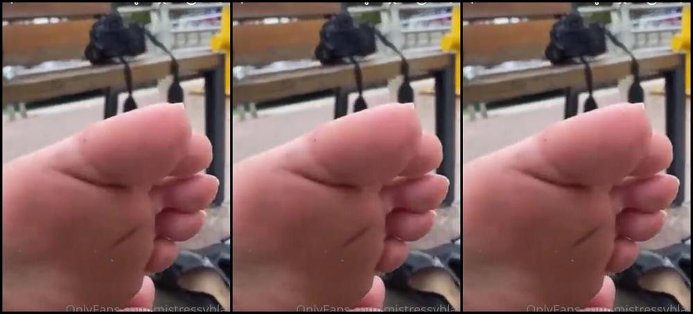 Mistress V Black Nicknamed Mistressvblack Onlyfans Feet To Celebrate The Weekend Worship Goddesslohan