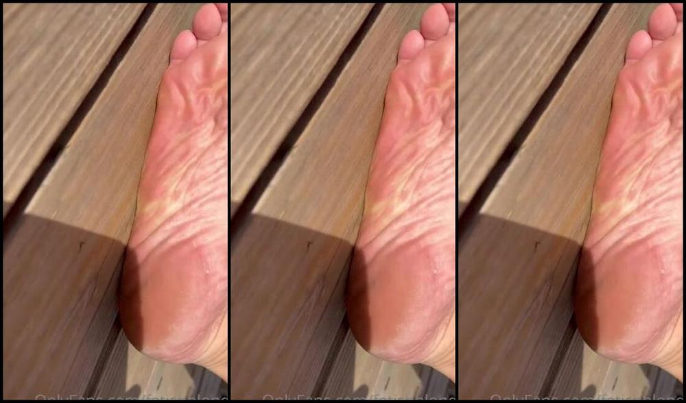 Foot Fetish Blonde Nicknamed Fetishblonde Onlyfans Showing Off These Curvy Legs And Perfect Pink Toes