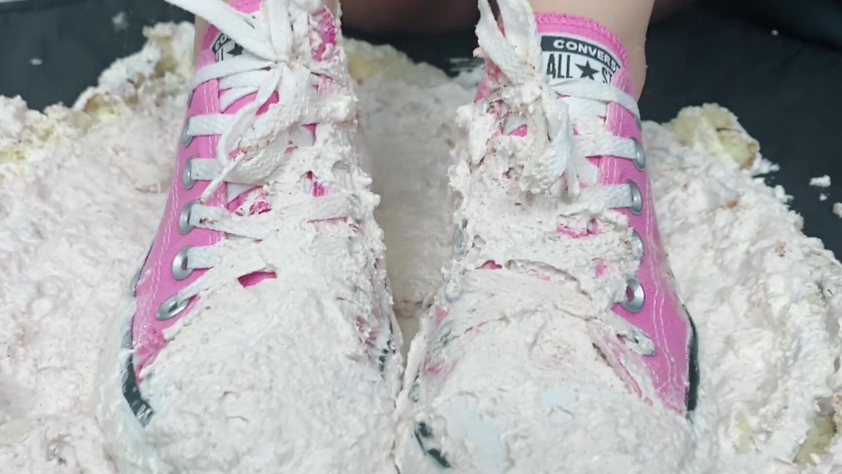 Food & Object Crush, Shoe Fetish, Shoejob, Sneaker Fetish, Wet & Messy converse-sneaker-cake-crush-and-shoejob ManyVids