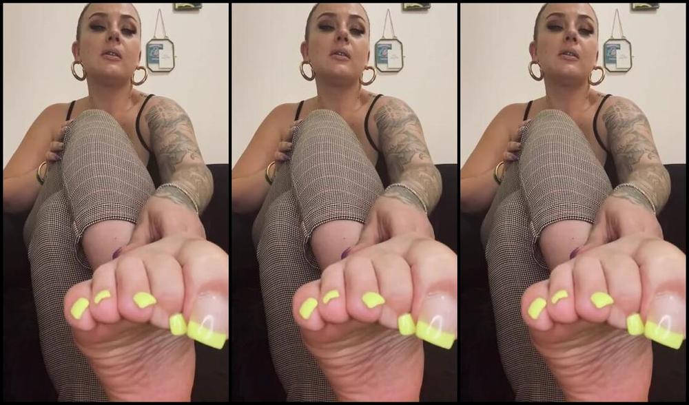 Anushkavelvet Onlyfans 7 Minutes Of Teasing You With My Pretty Toes And Finger Nails Because You Re Just A Small Dicked