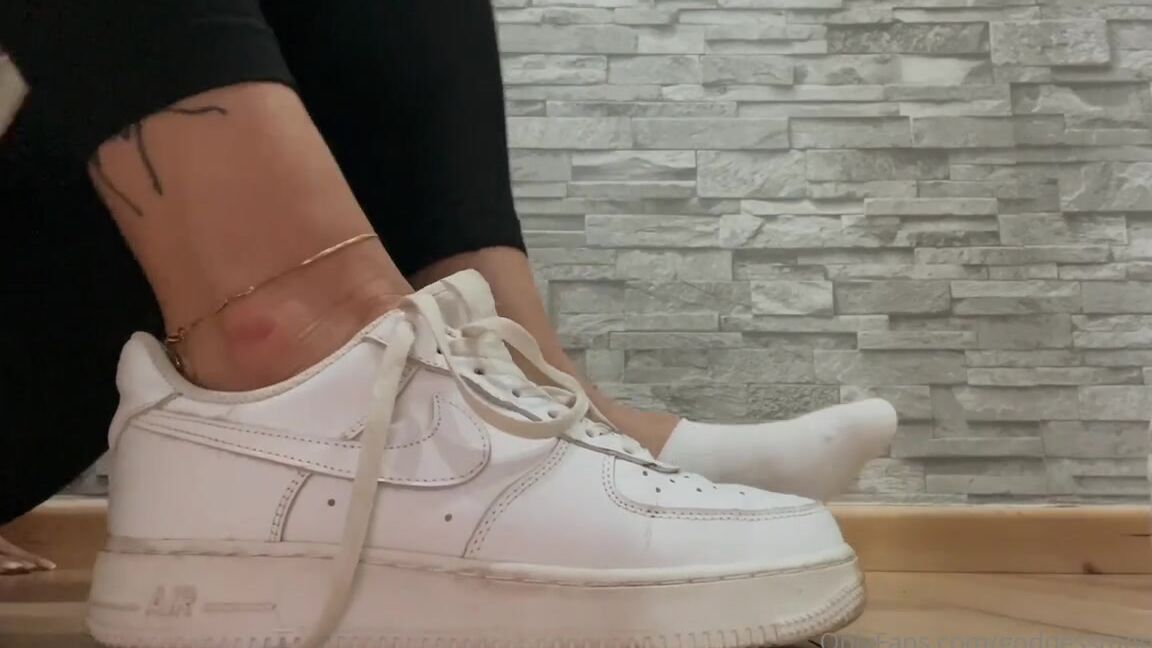 Goddessmona 91 Onlyfans Wir Starten Das Jahr Mit Frischen Puma Pedsocks Neugierig Wie Lange Sie So Clean Bleiben We 1P