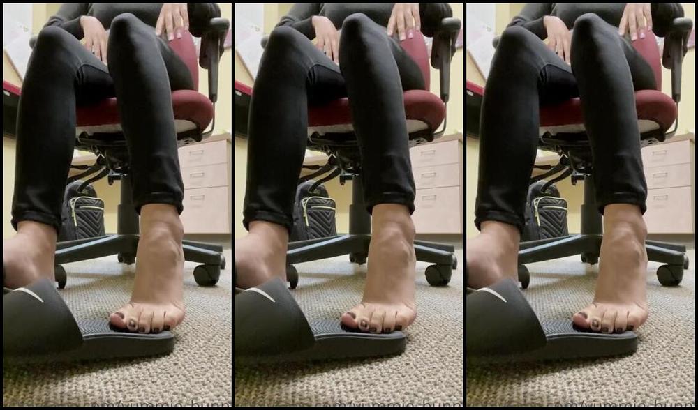 Yummie Bunnie Onlyfans Giving You A Show Under My Work Desk