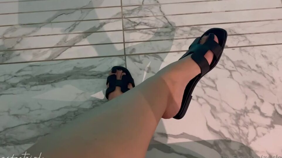 Ayasfeetgirl Onlyfans Dangling En Claquettes Plantes Orteils Dangling In Slippers Soles Toes