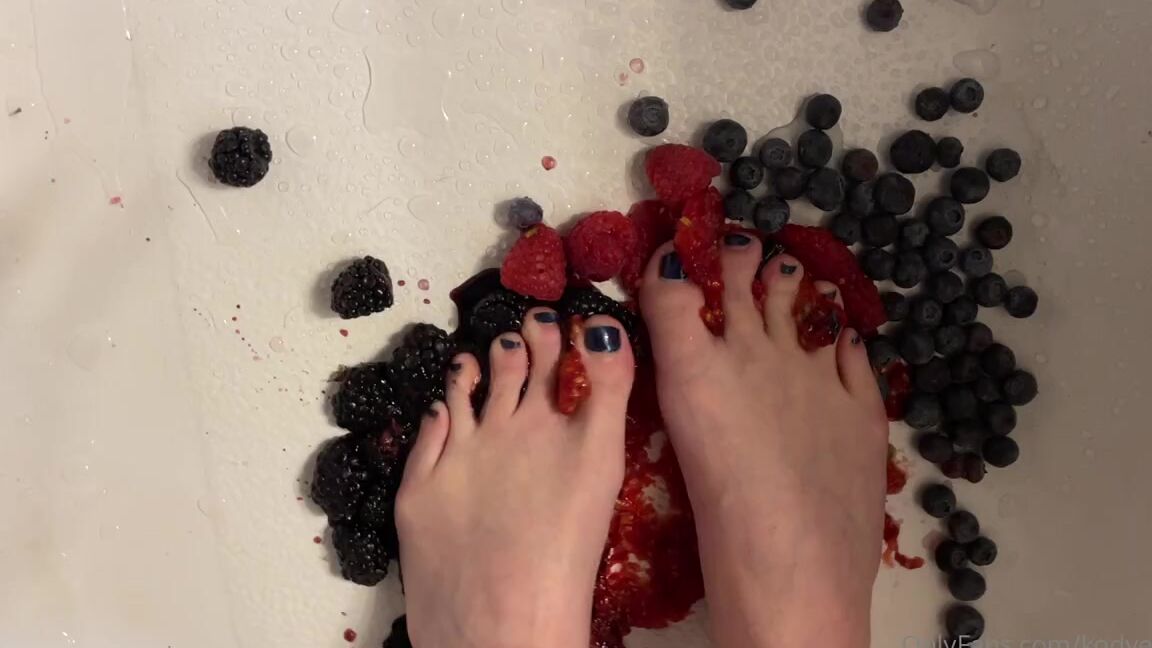 Kodyevans Onlyfans Fruit And Feet What A Wonderful Combination Especially To Smash It