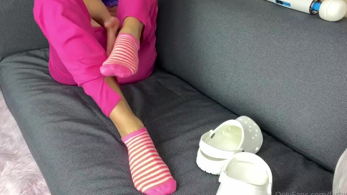 Flirty Paws Nicknamed Flirtypaws Onlyfans Ngl First Thing I Do When I Get Off Work Is Masturbate Eyes On My Feet While I