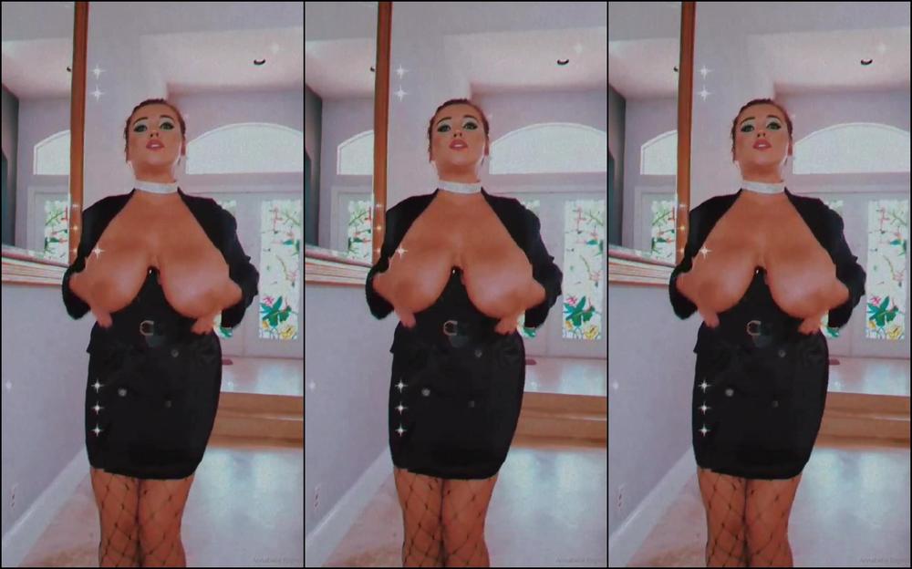 annabellerogers-25-10-2020-1138570453-fun-in-fishnets-and-heels