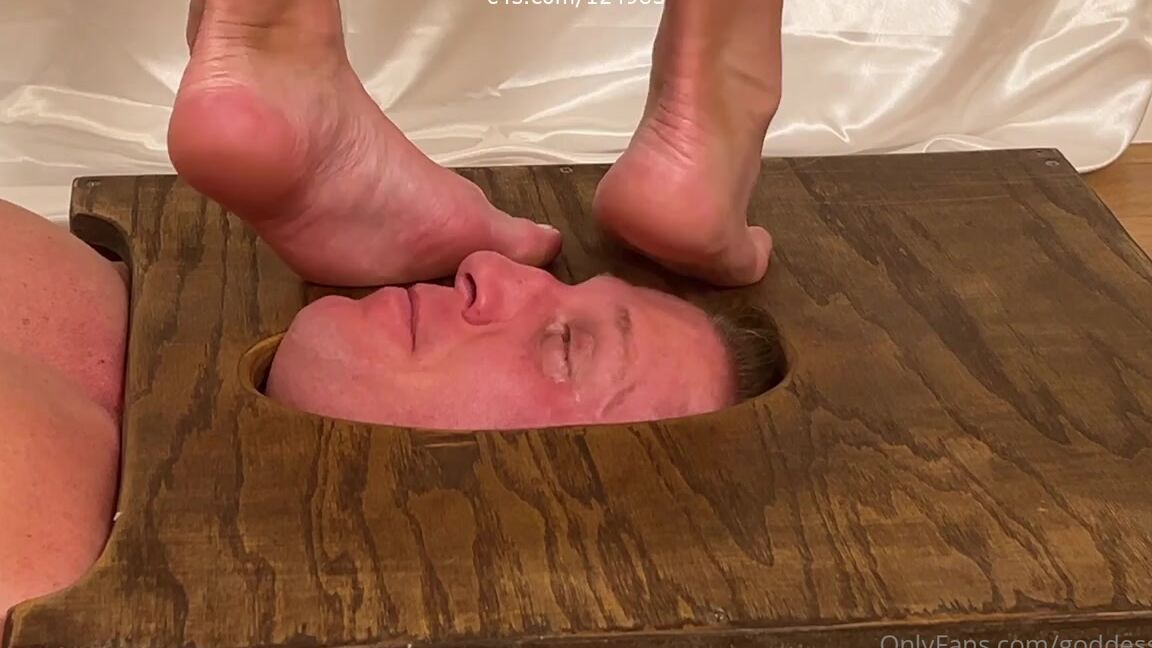 Goddess Kloe Nicknamed Goddesskloe 01 02 2025 Onlyfans Video Your Face In The Floor