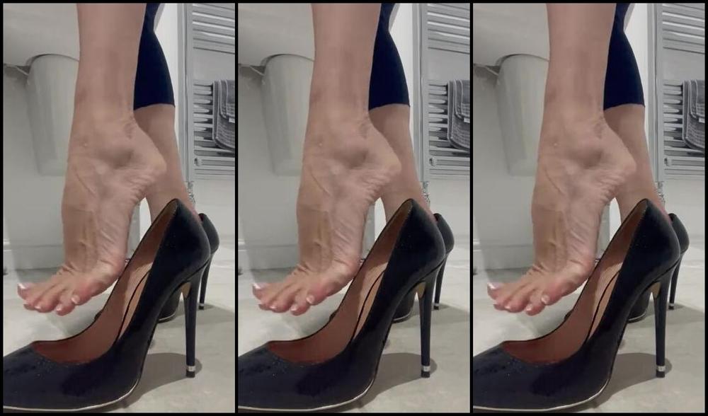 Bornroyal Feet Onlyfans Looking At My Feet Under The Sink