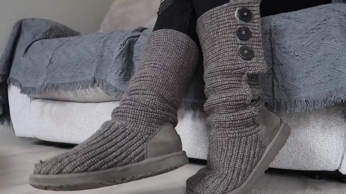 Goddesssuzie26 Onlyfans I Have Missed My Winter Boots They Keep My Feet So Warm And Cosy Taking Them Off Releases A Bur