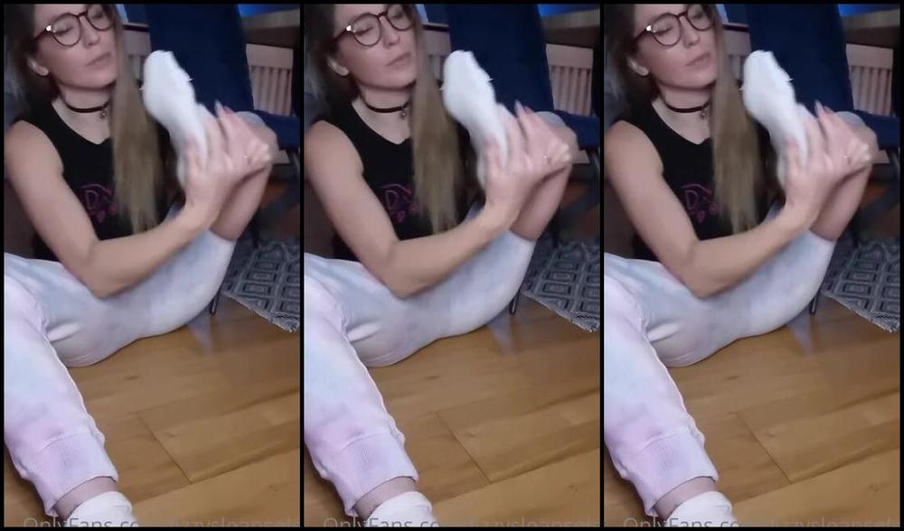 Itsjustlizzie Nicknamed Itsjustlizzie Onlyfans Shoe And Sock Removal And Sniffing Feet