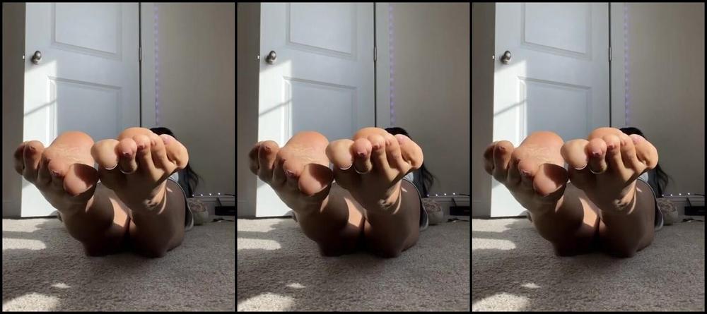 Goddess Coco Aka Cocobonsolez Onlyfans Three Mins Of Me Laying On My Belly Wiggling My Pretty Pink Toes In Your Face I Know You Want To 2