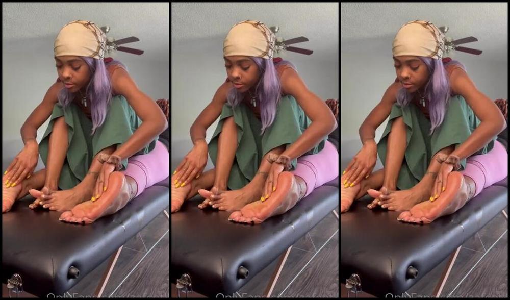 Zafeetllc Onlyfans Massaging My Foot Bestie Sexy Ass Soles