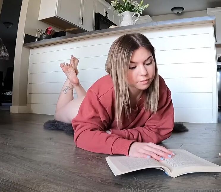 Misstinytootsies Onlyfans I M Just Trying To Ignore You And Concentrate On My Book But Of Course I Catch You Staring You Can