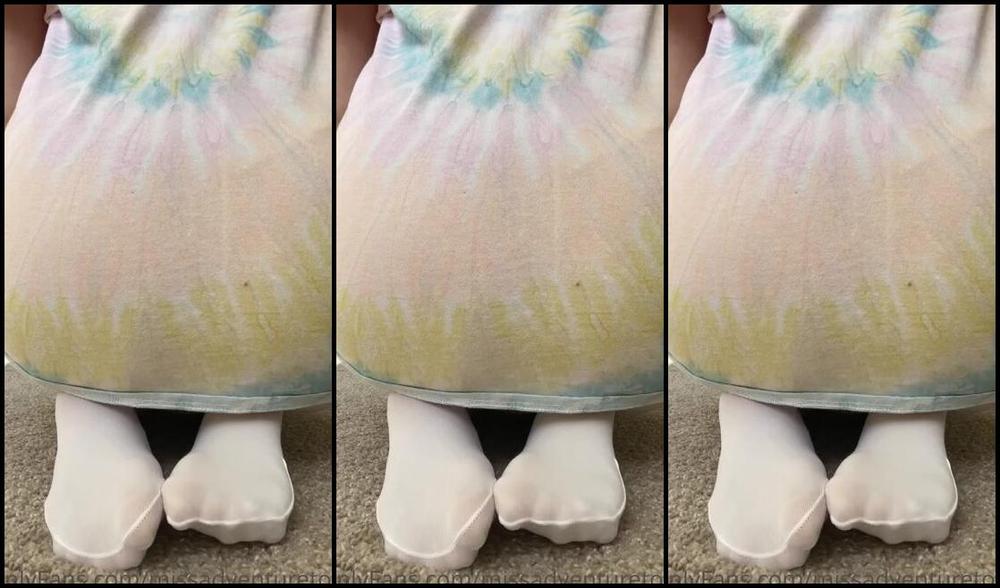 Adventuretoeskat Nicknamed Missadventuretoeskat Onlyfans Here S A Little Booty Nylon Soles Who Likes Nylons