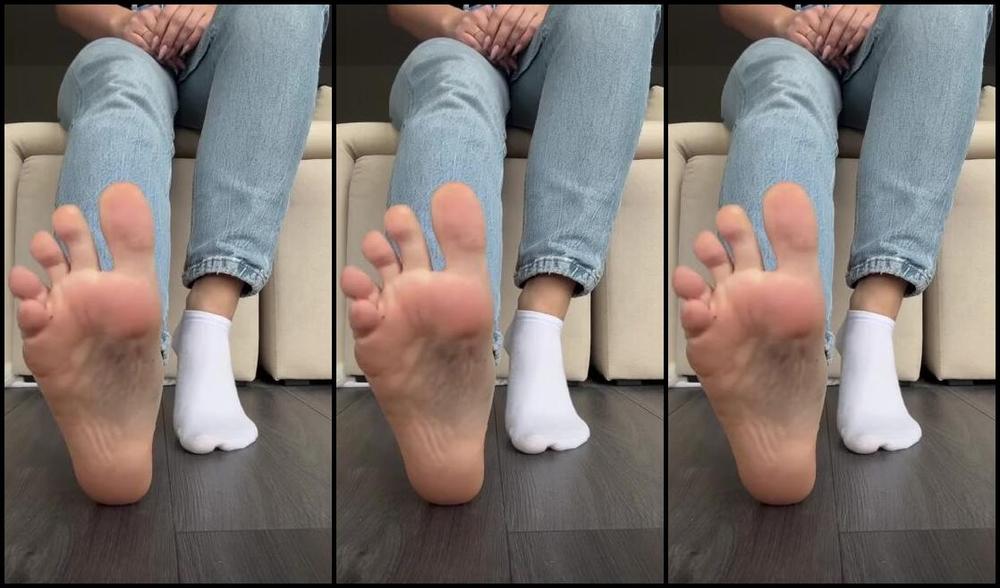 Sarina Jones Nicknamed Sarinajones 12 16 2024 Onlyfans Video Im Taking Off My Socks To Show You My Beautiful Feet With Some Cute Toes