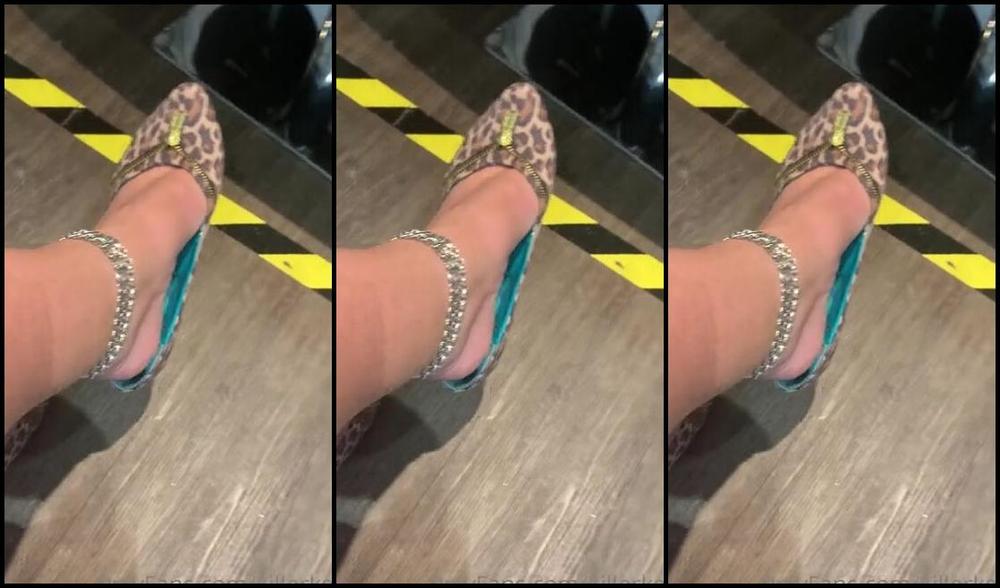 Killersexyfeets Nicknamed Killerkell Onlyfans Shoe Popping At Work Who S Sneaking A Peek