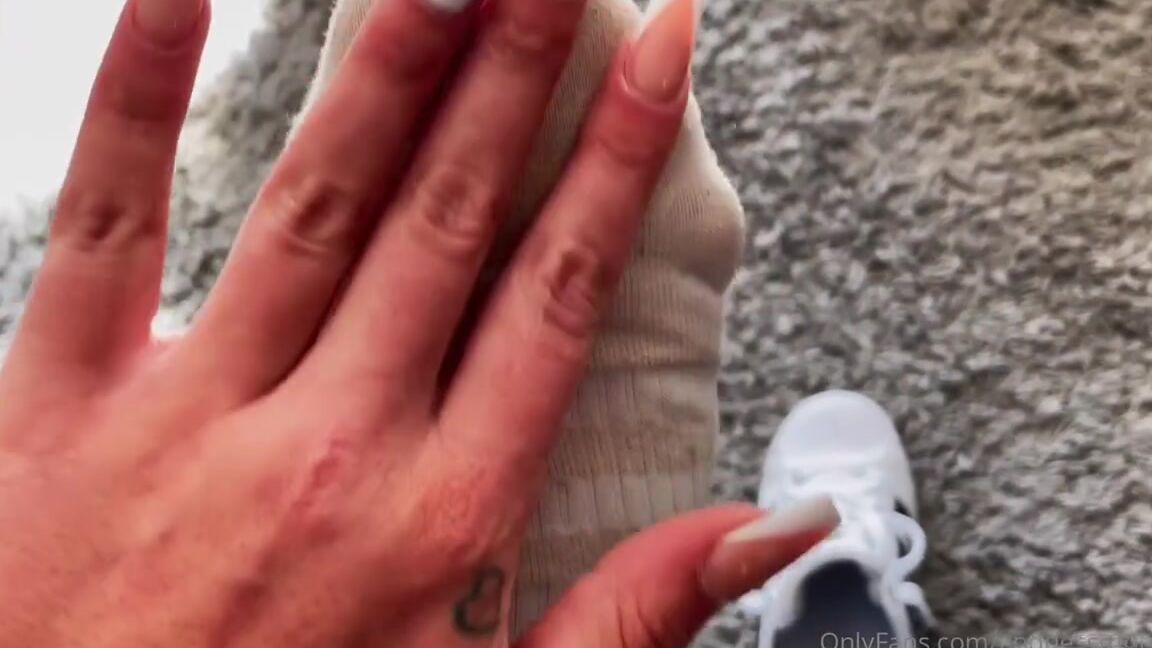 Goddessmona 91 Onlyfans Du Weist Genau Was Fr Ein Geruch In Den Raum Steigt Wenn Meine Perfekten Fe Die Sneaker Verlassenp