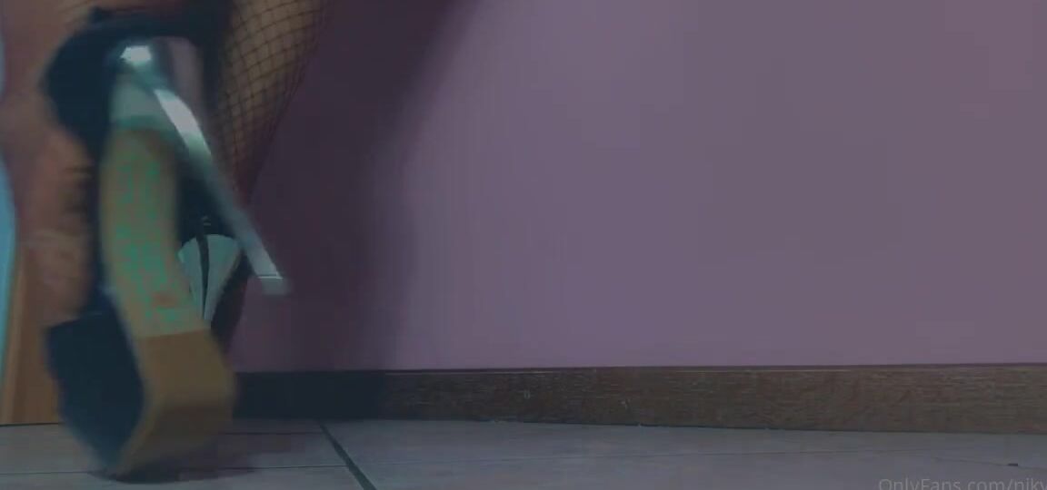 Nikykikka Nicknamed Nikykikka Foot Fetish 09 08 2022 Onlyfans Video Little Walk