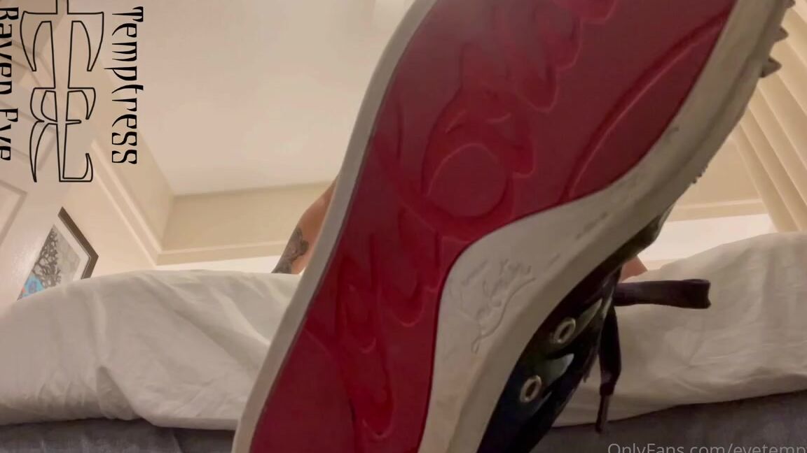 Temptress Raven Eve Aka Evetemptress Onlyfans Dirty Tennis Shoes Feet Licking This Was Going Well Till Pet Came Back Early So It Got Cut Short