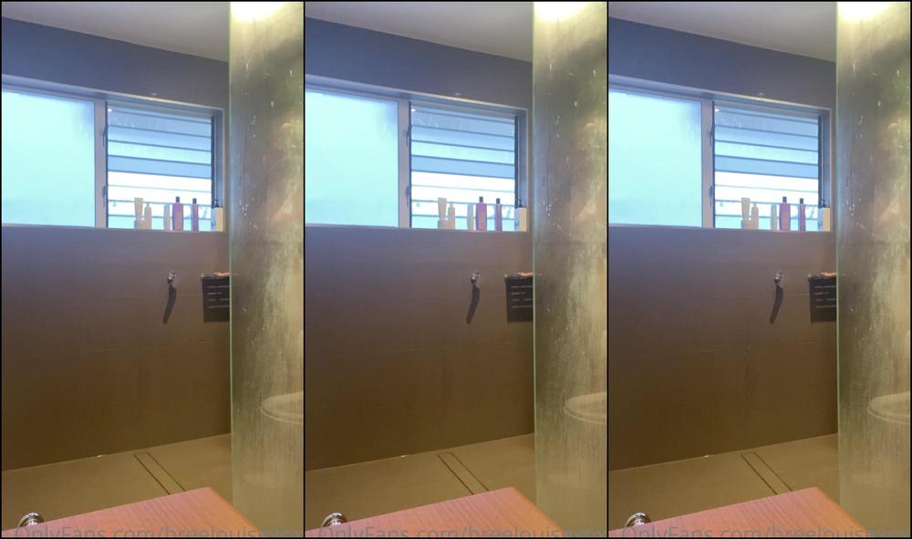 Breelouisexoxo This Shower Is Huge Lol
