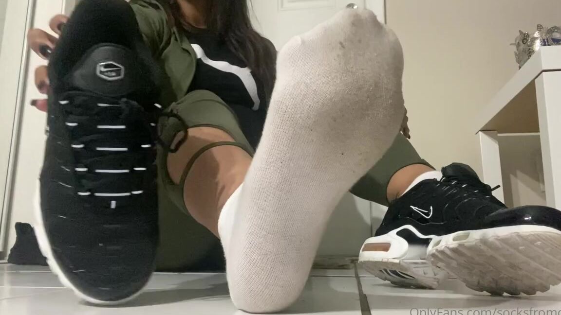 Obeydiosa Nicknamed Obeydiosax Foot Fetish 02 01 2022 Onlyfans Video Sweaty Socks Removal And Domination