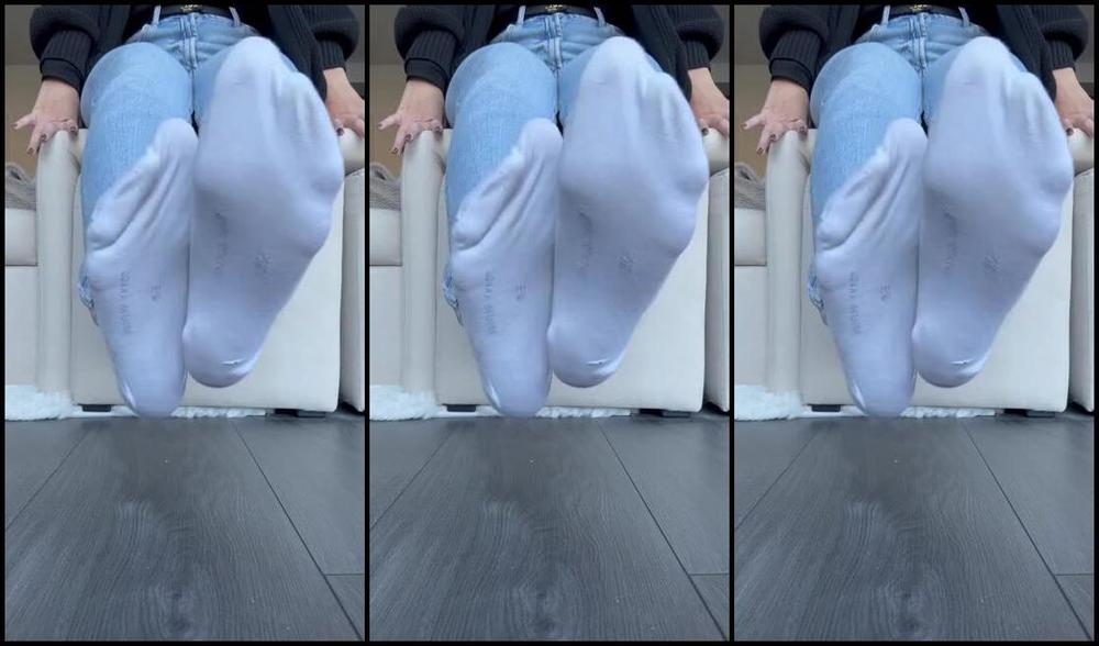 Sarina Jones Nicknamed Sarinajones 02 02 2025 Onlyfans Video I Take Off The Socks With My Feet And Present Some Bare Soles To You