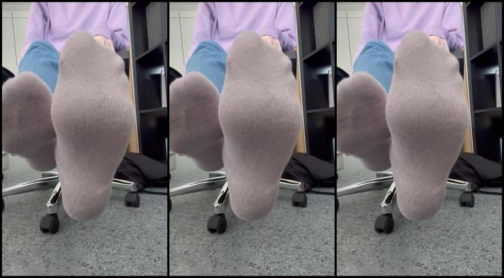 Knuspi Feet Nicknamed Knuspi Feet Onlyfans Feetknuspi Feet 2776901631 Just Me Again Teasing You With My Feet At Work