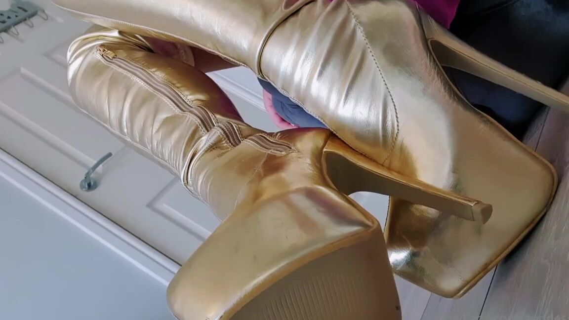 Miss Evie Lock Nicknamed Missevielock Onlyfans These Golden Boots Own You Now Bitch You Will Serve Them