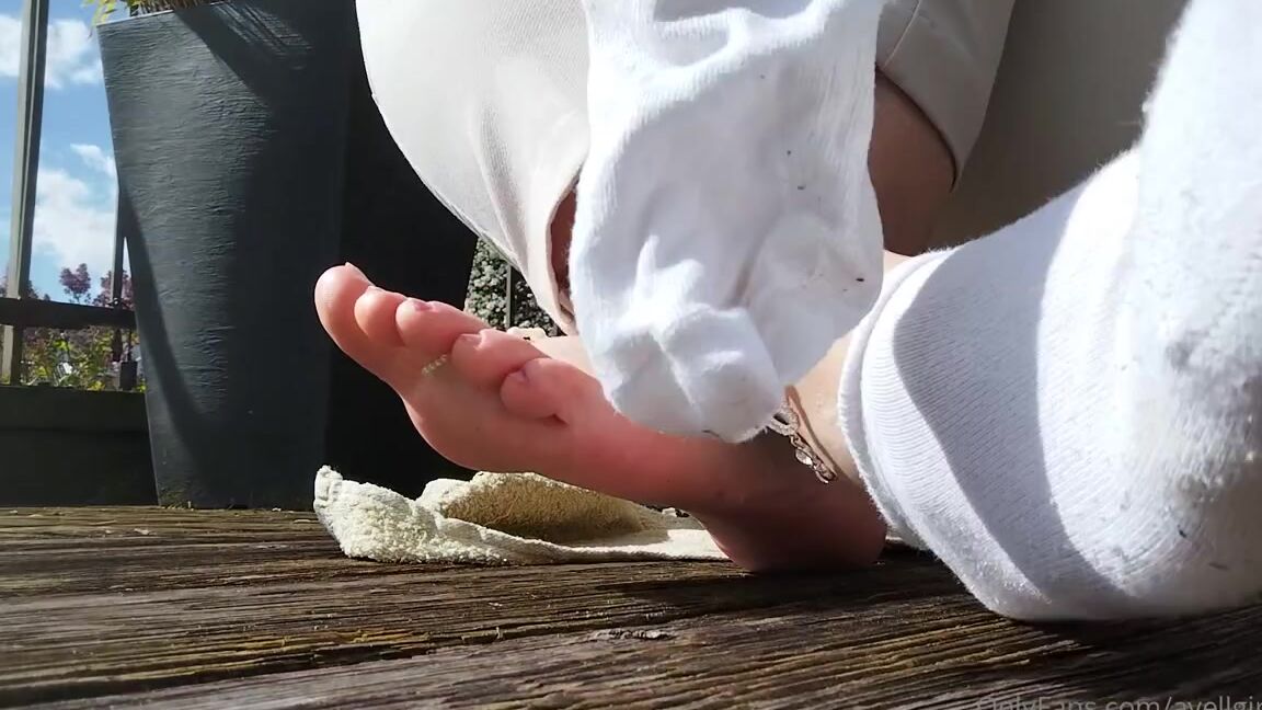 Ayellgirlfeet Nicknamed Ayellgirlfeet Onlyfans Renifle Bien