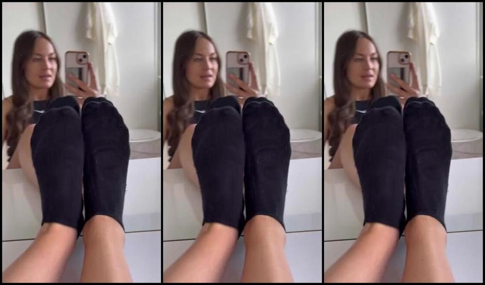 Miss Emma Rose Nicknamed Emmaemmarose Onlyfans Socks Soaked In Sweat Just How You Like Them It S The Only Thing That Turn You 2F