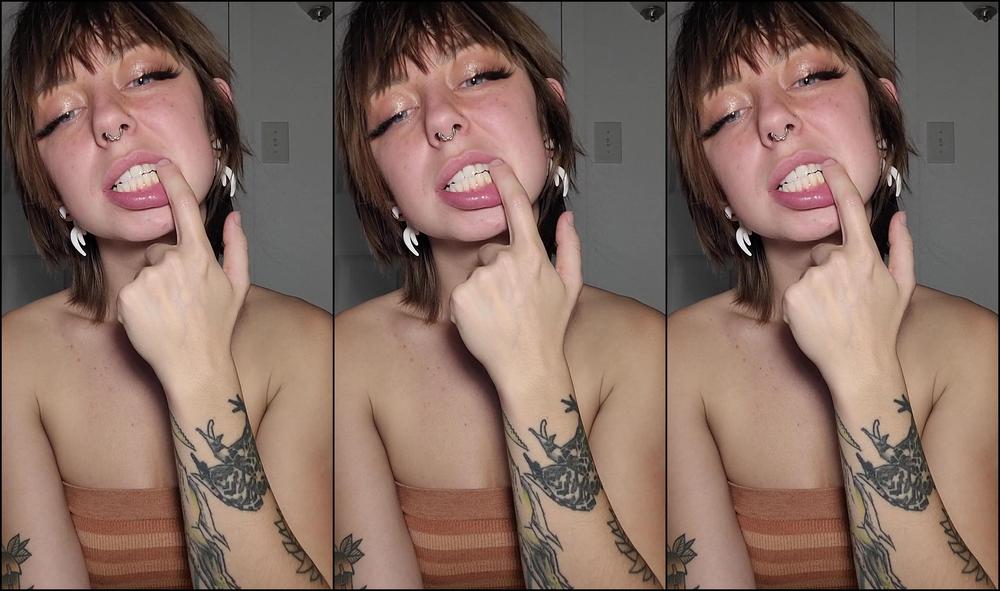 finnisfine-13-12-2021-2300505690-wet-finger-sucking