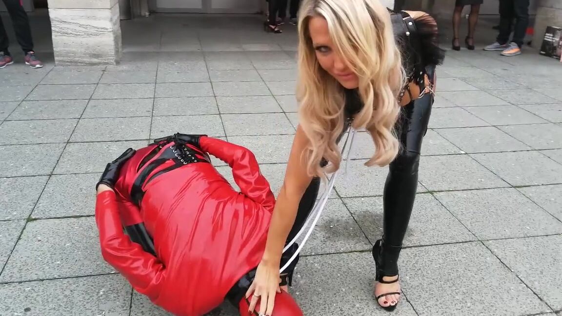 Calea Toxic Nicknamed Caleatoxic Onlyfans Smoking With A Slave On A Leash